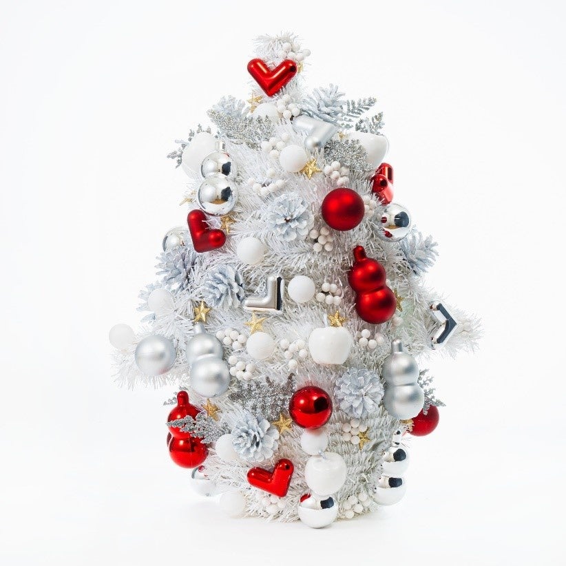 人気のLOVOTがモチーフの等身大Xmasツリー。白-赤基調の優雅なシルエット！ 新宿高島屋】『LOVOT（らぼっと）』と楽しむクリスマス[MERRY LOVOT