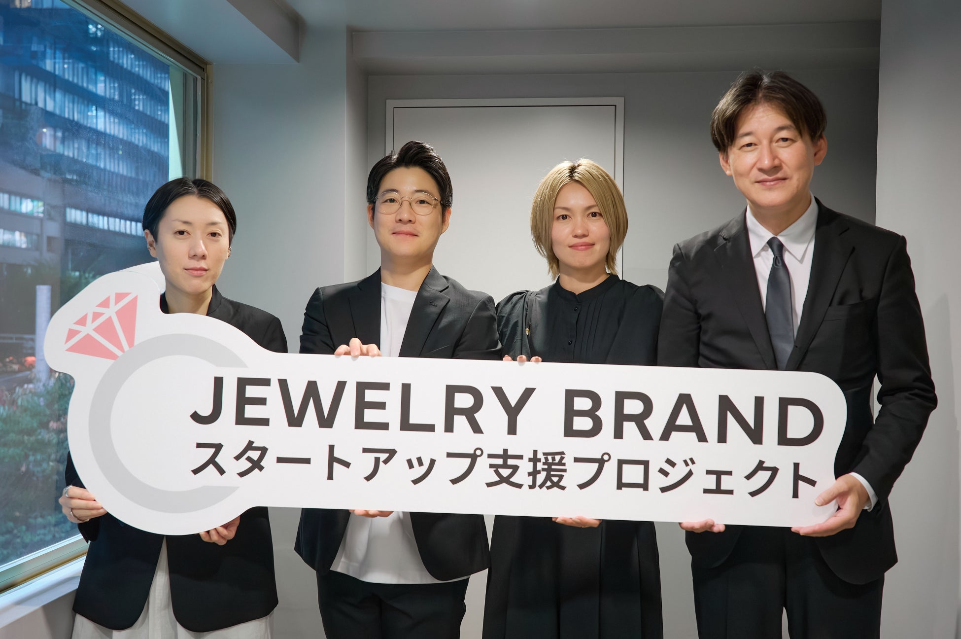 左から) 髙島屋バイヤー、ラッキーアンドカンパニー商品開発担当者(2 名)、阪急うめだ本店 婦人服飾品ゼネラルマネージャー