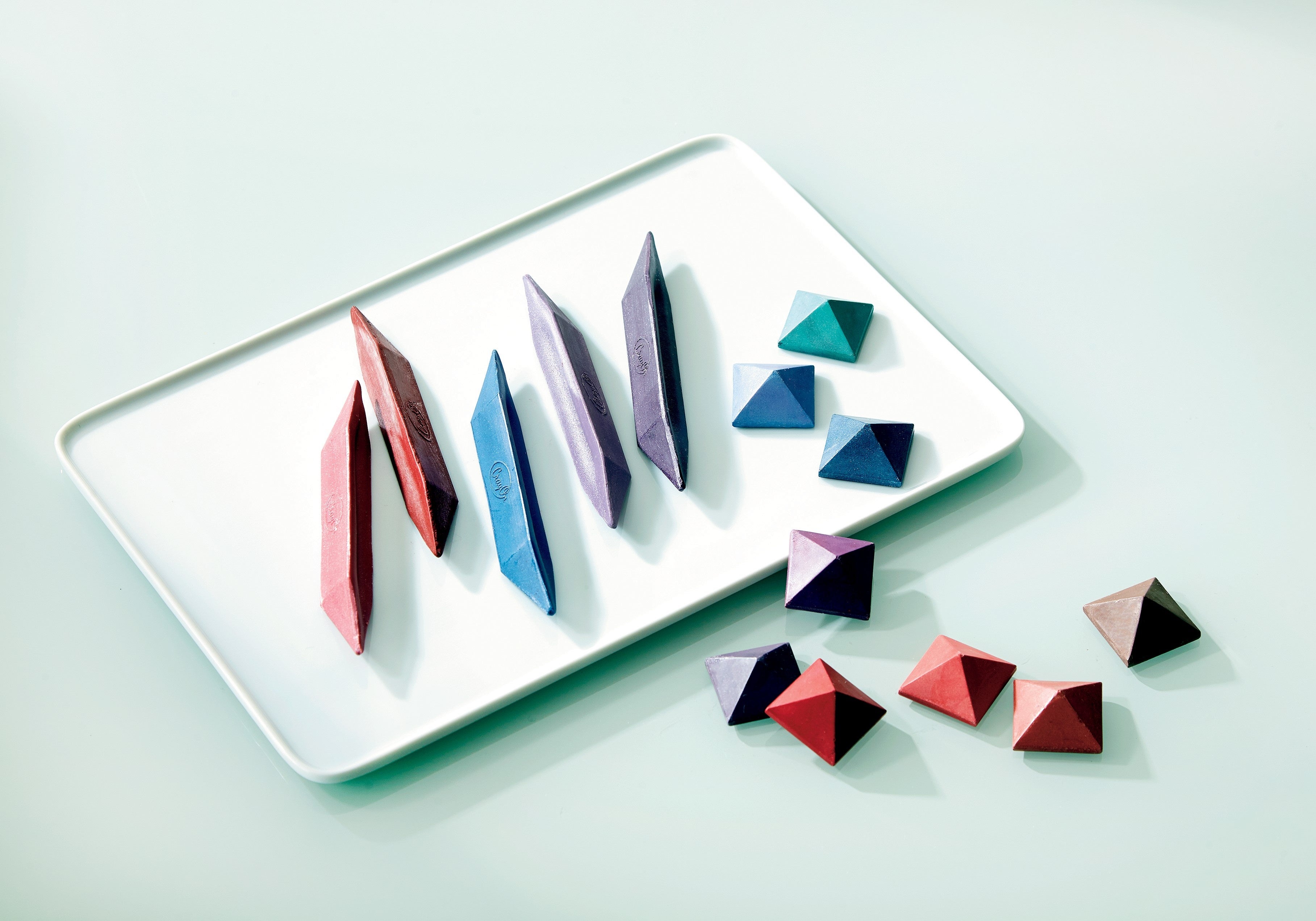 再生クレヨン　 〈コスメノイッポ〉　①ハロヨン（5色入）　1,980円　　②ハロヨン ミニマル（9色入）　1,210円