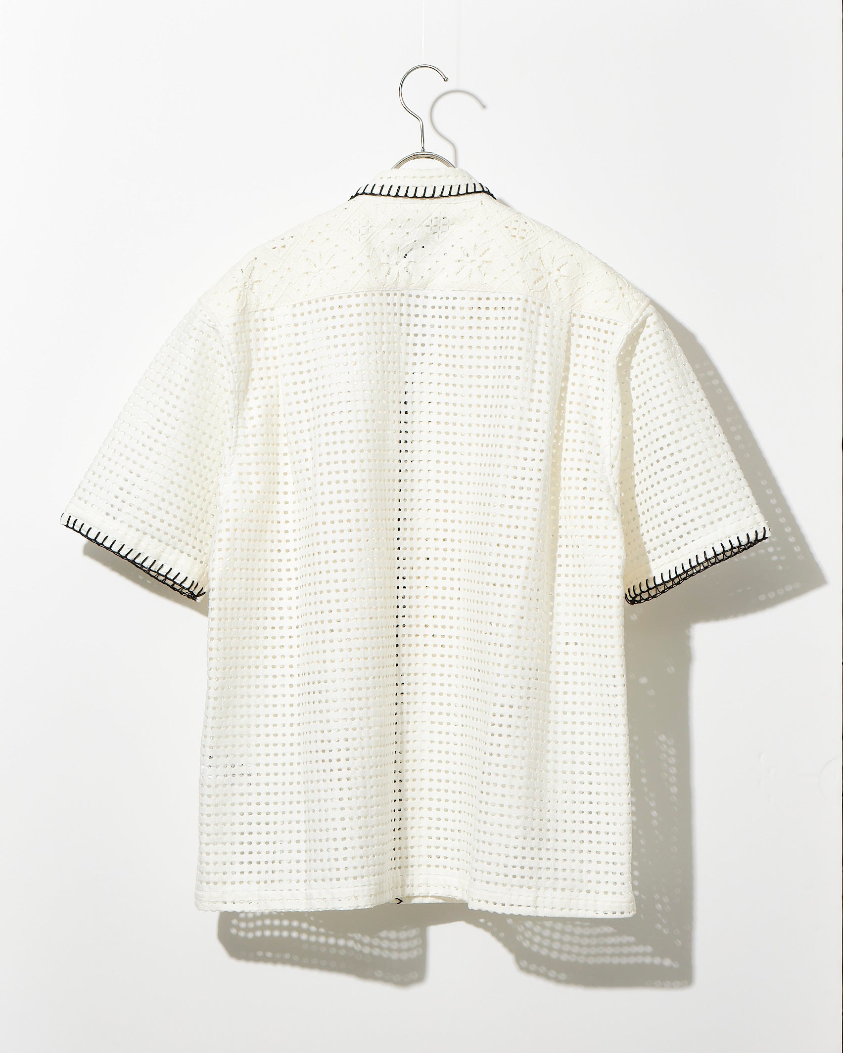 〈yoshiokubo〉　半袖シャツ　３８,５00円（税込）　 カラー／BLACK、WHITE　　サイズ／2、3