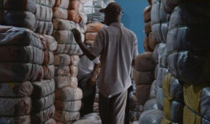 マーケットに集まる古着の山