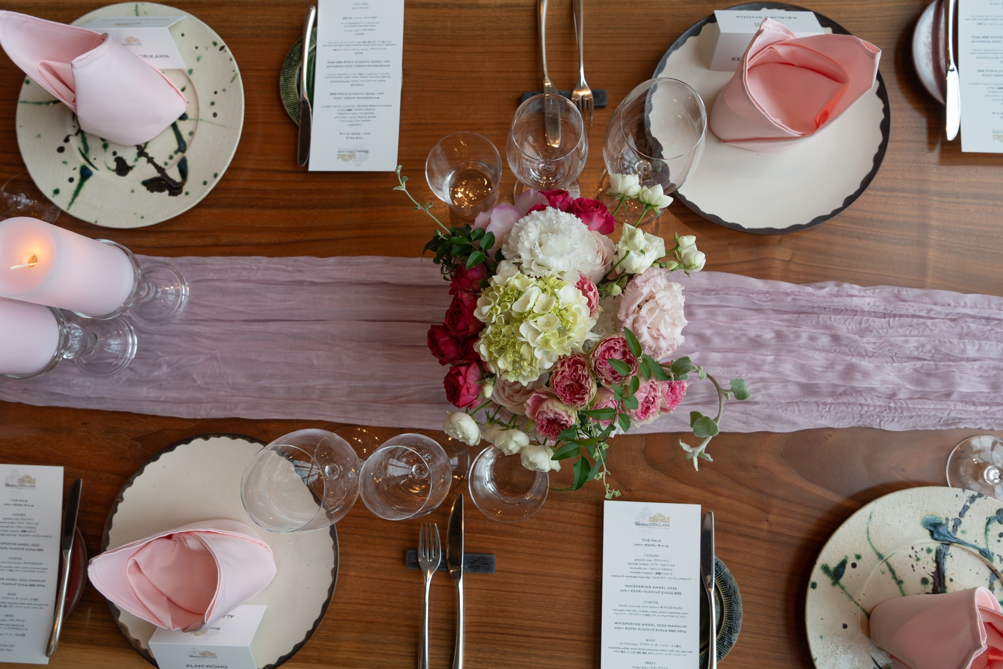 ローズのフラワーアレンジやキャンドル等ペールピンクをあしらったテーブルコーディネート