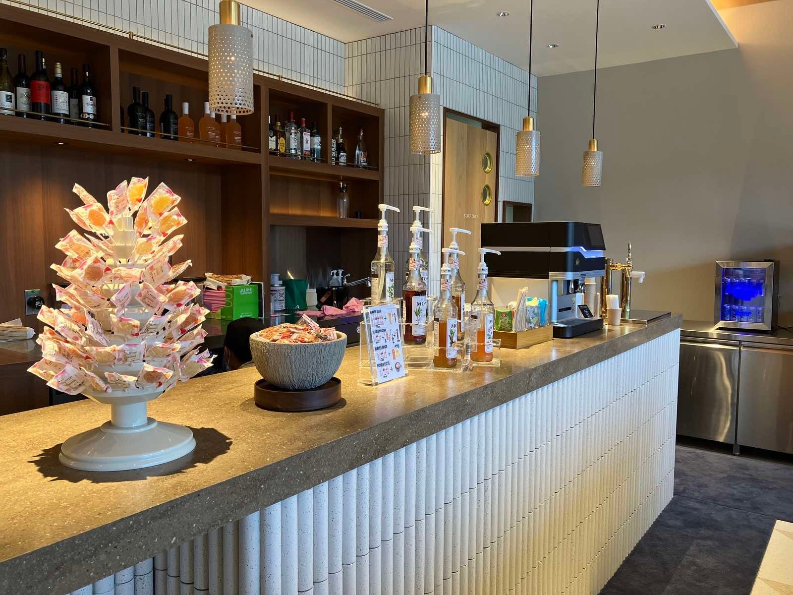 「Rakuten STAY 熱海」の1階ラウンジ（フリーフロードリンクサービス）