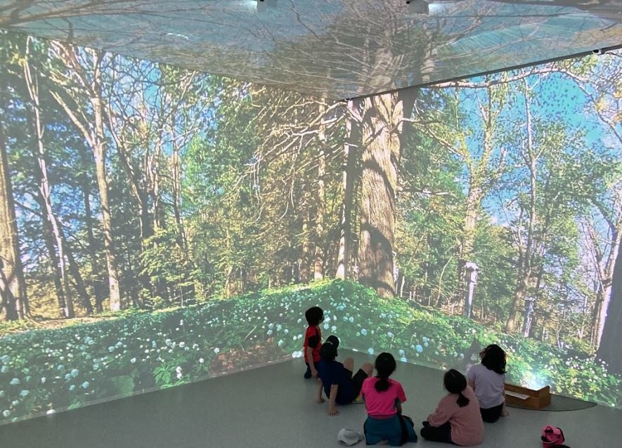 uralaa で再現されたエゾリスの映像に見入る子ども達