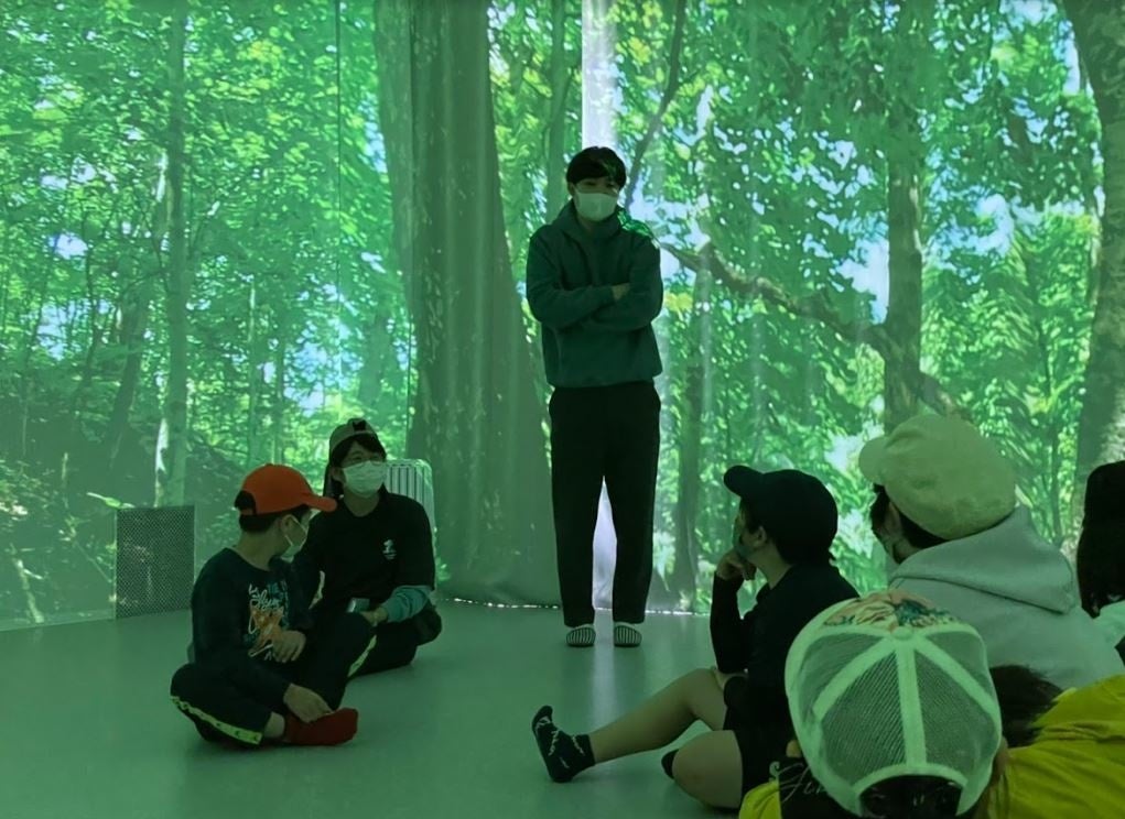 五感体験ができる没入自然空間のテクノロジーや体験中の十勝のロケーションをuralaa park urahoroのスタッフが説明