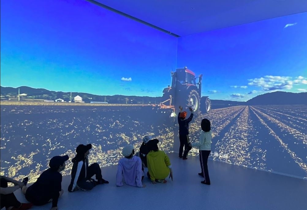 トラクターで作業する一次産業の現場を体験する子ども達