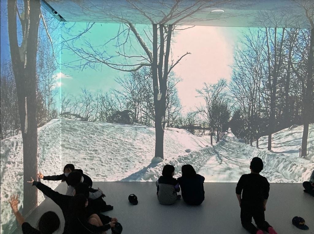 冬の十勝の自然に見入る子ども達