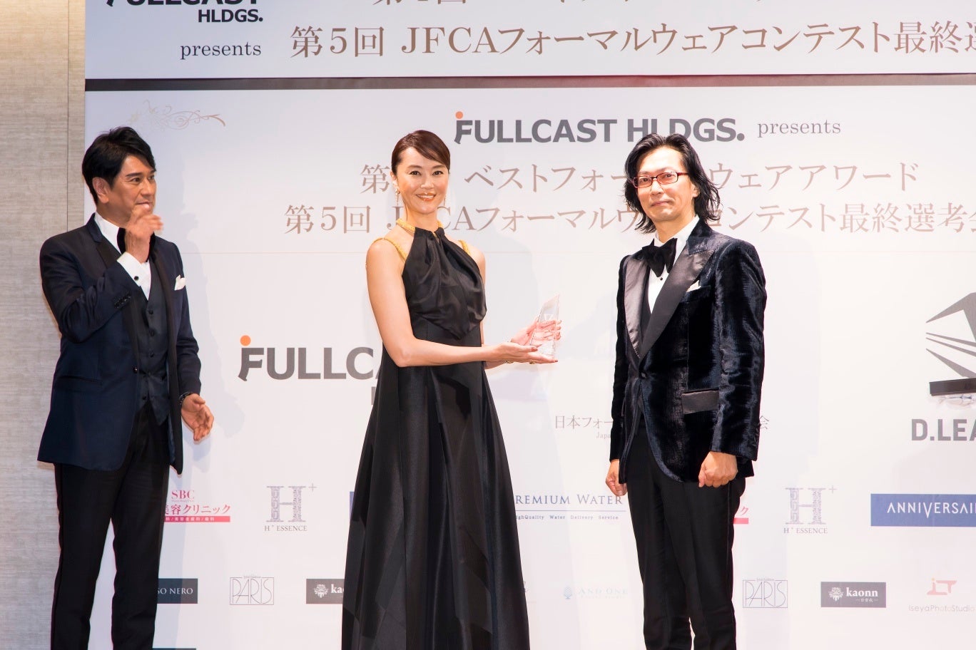 トロフィーを受け取る観月ありささんと横山宗生理事長