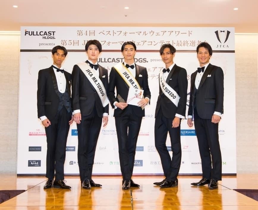 【ミスター・タキシード】グランプリ堤恒陽さん(写真真ん中)、準グランプリの小野寺涼介さん(写真左から2番目)、準グランプリの紀里谷刻さん(写真右から2番目)