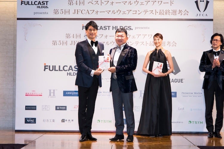 Tuxedo Knight（タキシードナイト）に輝いた川﨑麻世さんと平野岳史審査委員長