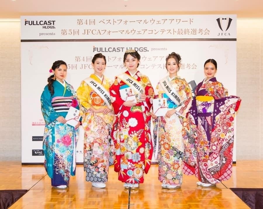 【ミスター・きもの美女】グランプリ安井南さん(写真真ん中)、準グランプリのHONAMIさん(写真右から2番目)、準グランプリの雛リリカさん(写真左から2番目)