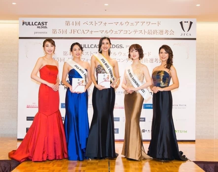 【ミス・イブニングドレス】グランプリ黒木沙耶さん(写真真ん中)、準グランプリの密照幸映さん(写真左から2番目)、準グランプリの河野夏樹さん(写真右から2番目)