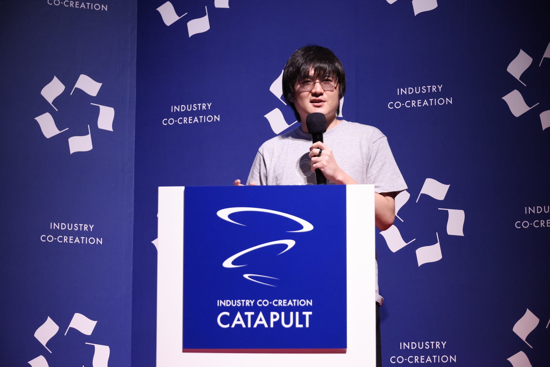 登壇しているyuni内橋代表