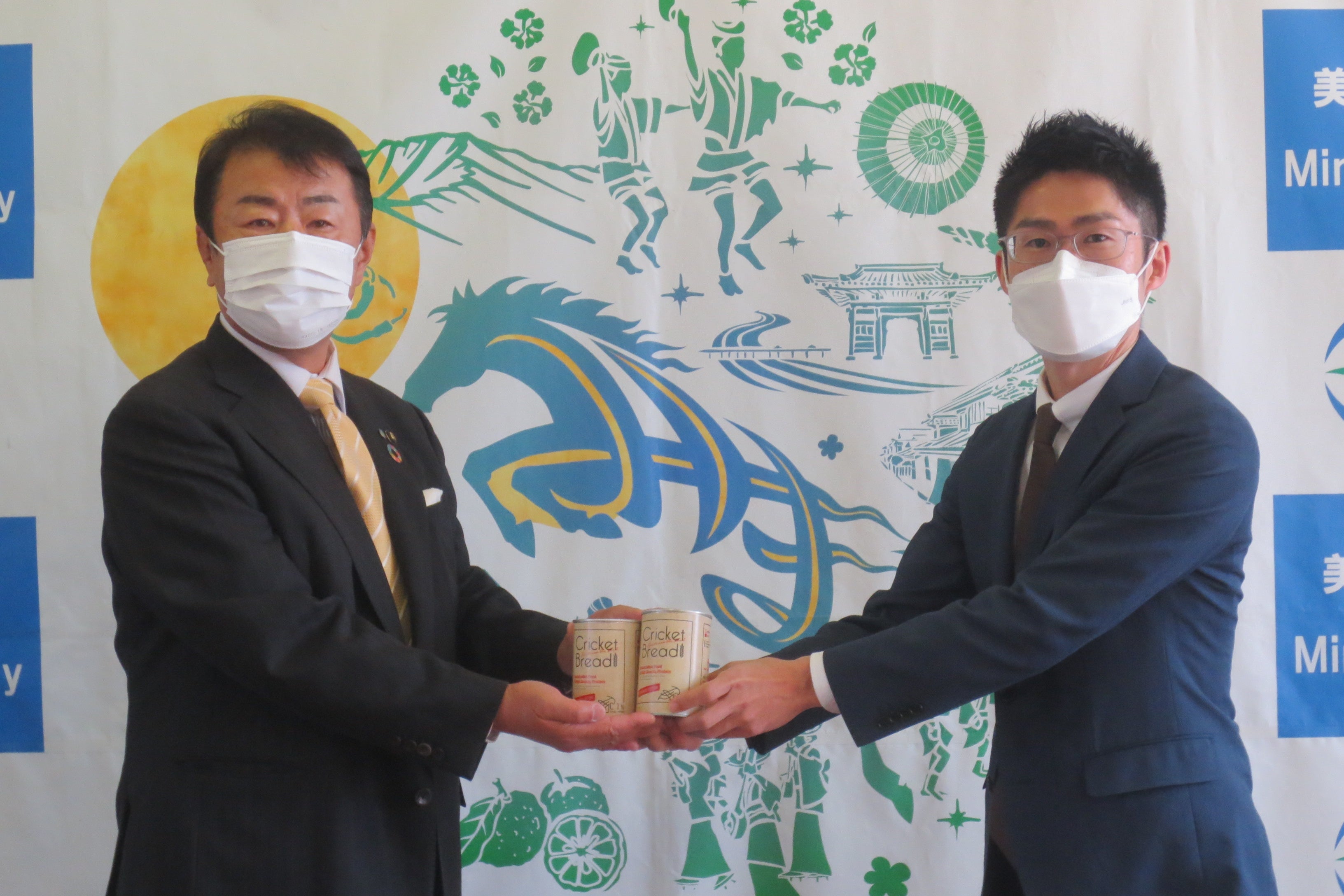 左：藤田 元治様（美馬市長）、右：柿内 将也（グリラス取締役）