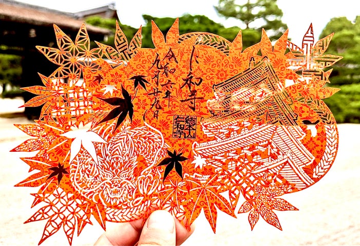 京都の世界遺産 仁和寺にて秋限定切り絵御朱印『龍と五重塔』の授与開始 | 株式会社ELternalのプレスリリース