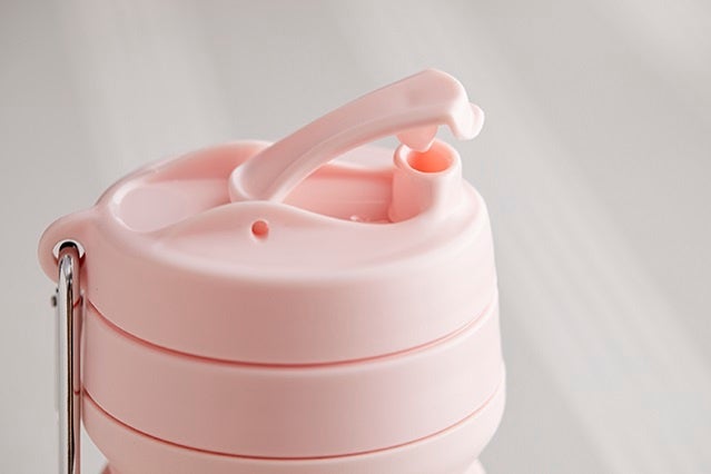 飲み口がキャップにおおわれているので漏れにくい