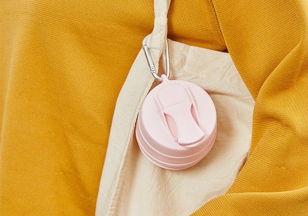 カラビナでバッグに付けられる！