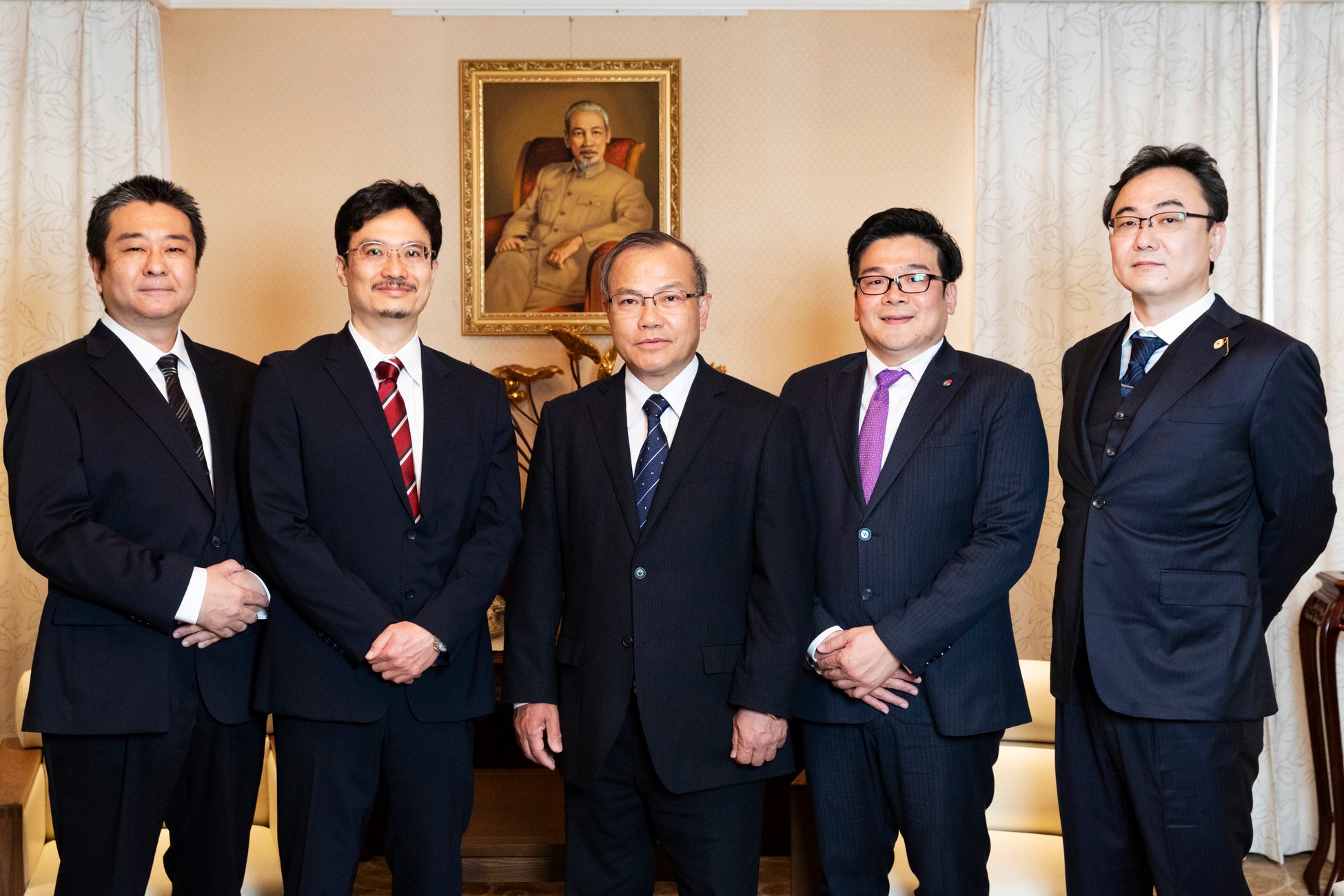 左から、有限会社パオ越谷勝治氏、KADOKAWA青柳昌行CPO、ヴー・ホン・ナム大使、N&V BRIDGE GROUPグェン・ボー・フェン・ユーンCEO 代表取締役社長、有限会社チャイム松本慈之氏。(撮影:野口彈)