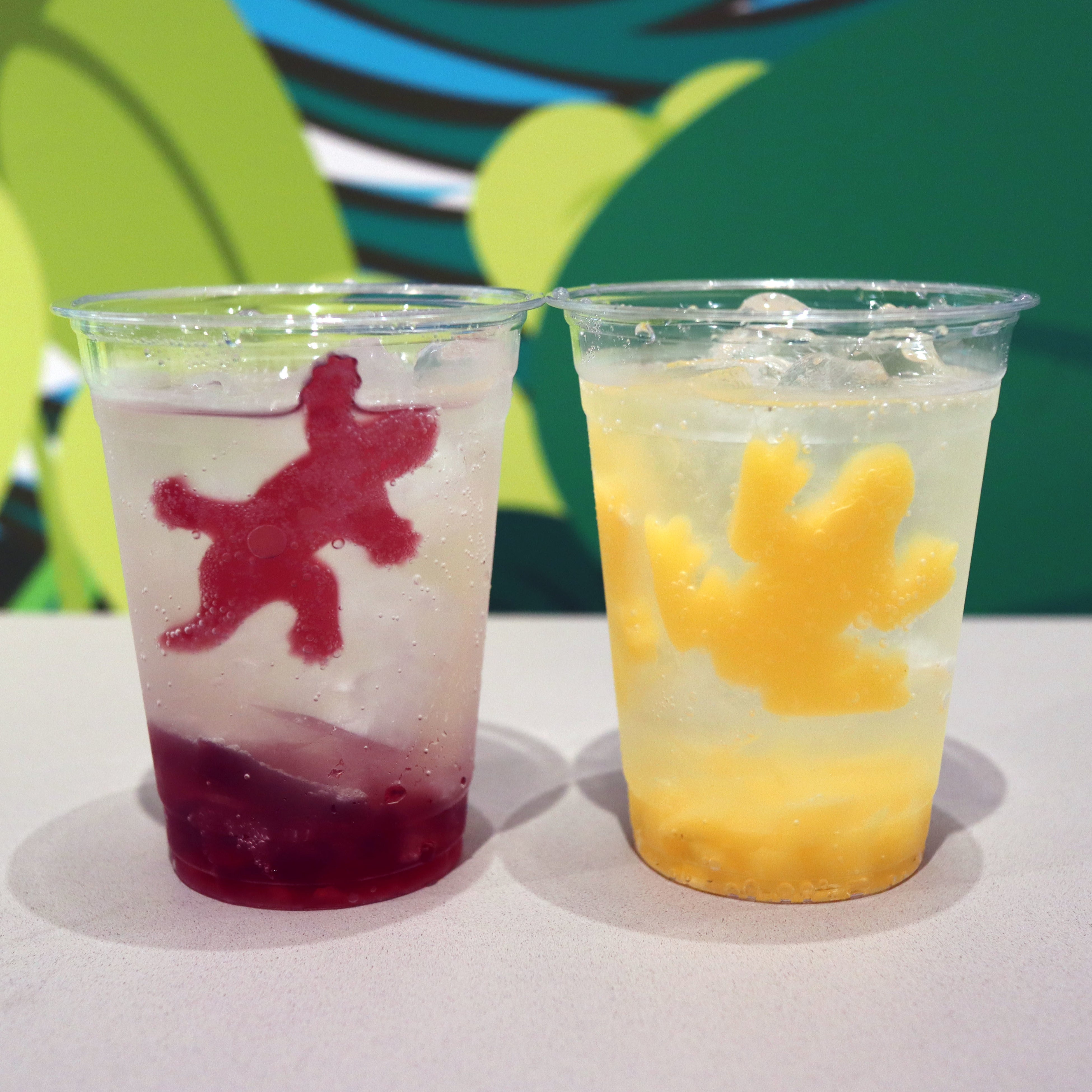 カラフルソーダ・アカハライモリ（左） 　カラフルソーダ・モウドクフキヤガエル（右）