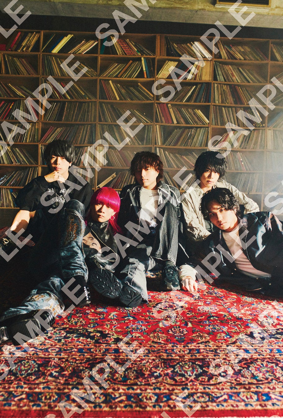 TOWER RECORD予約購入特典ポストカードC (C)SEIYA FUJII(W) ※画像はイメージです ※各ポストカードにはメンバー全員のサイン(プリント)と特典動画の読み込みQRコードが入ります