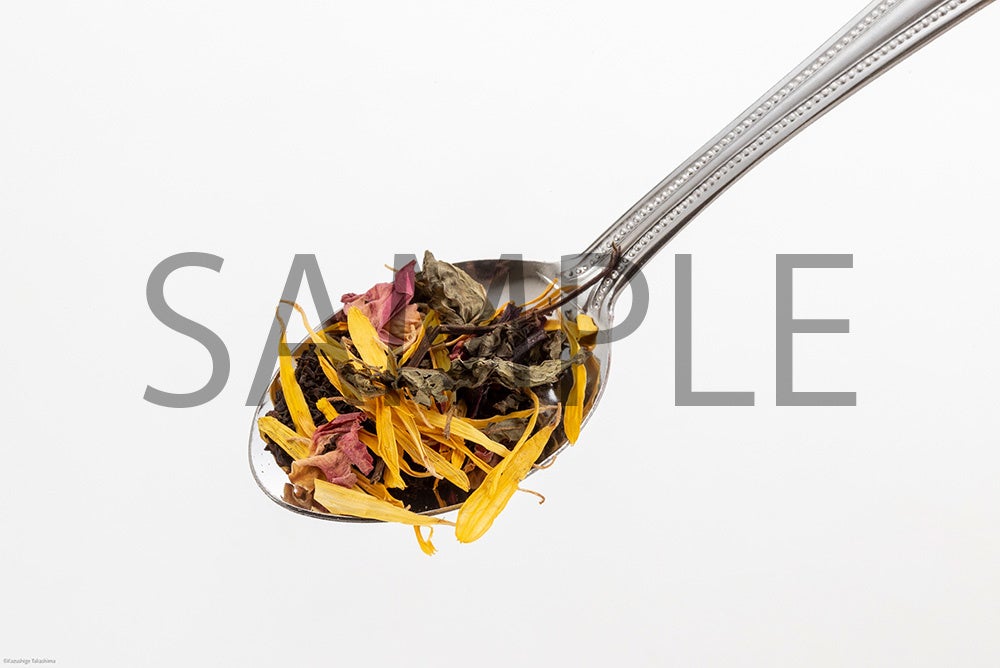 物語でもしばしばティータイムを楽しむティアラをイメージして、彼女が愛飲するハーブティーを再現しました！ ほしな先生たっての願いでフリーズドライの“ストロベリー”が入っているのがポイント！