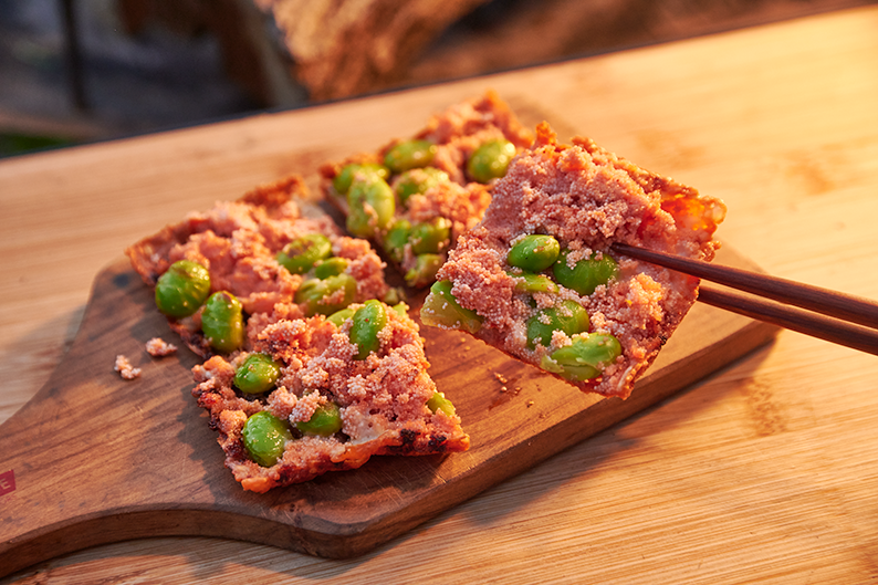 ＜ハイボールと＞じっくり慌てずに焼いて／明太枝豆チーズせんべい