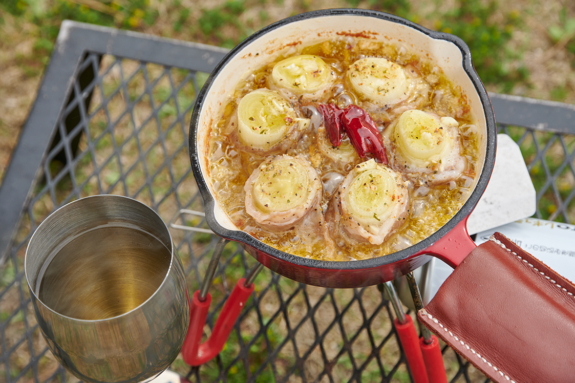 ＜ワインと＞巻くときはビニール手袋があると便利／豚バラネギージョ