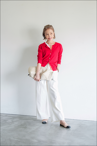 真っ赤なカーディガンを着回して