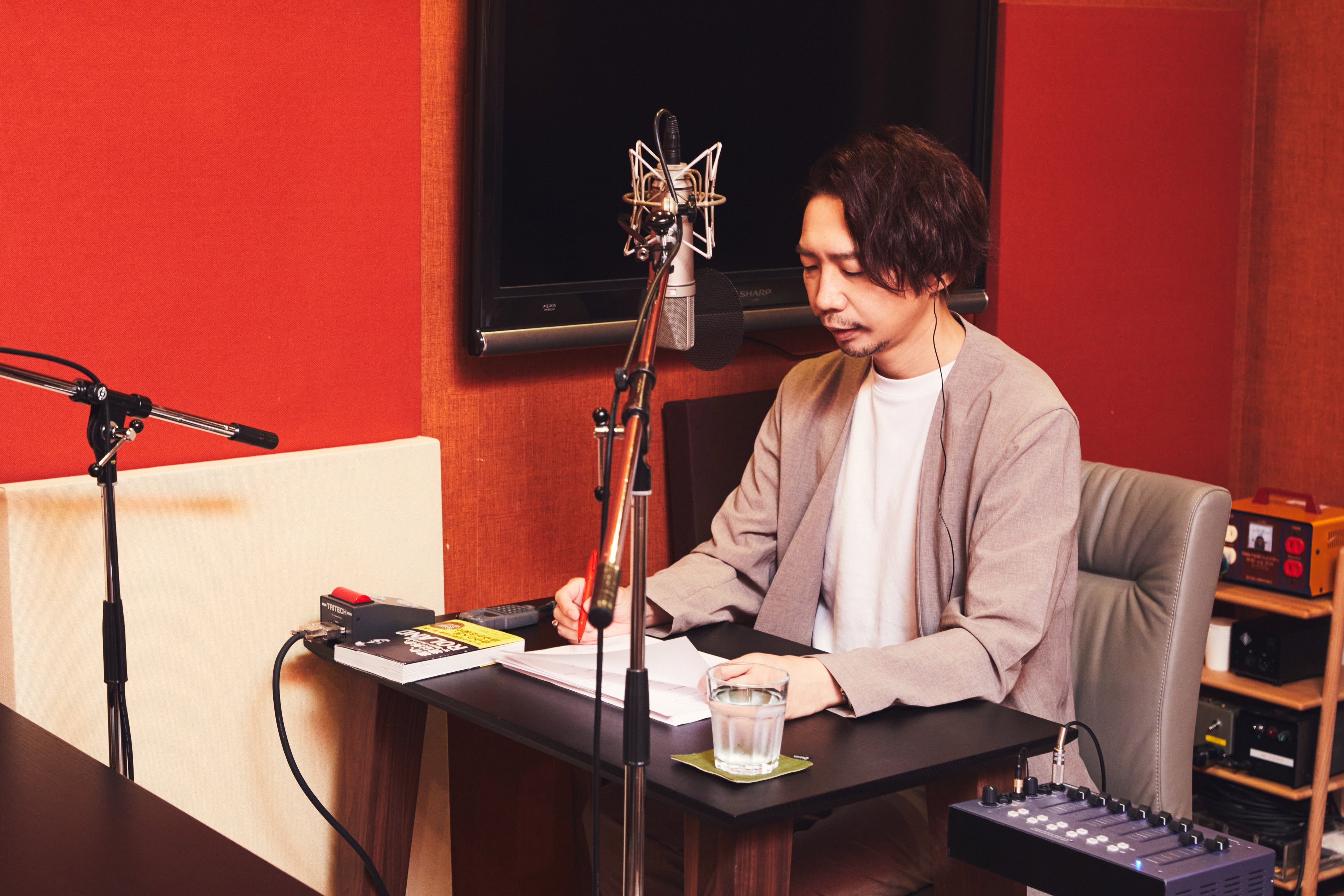 諏訪部順一氏　朗読収録中　(C)Chihaya Kaminokawa