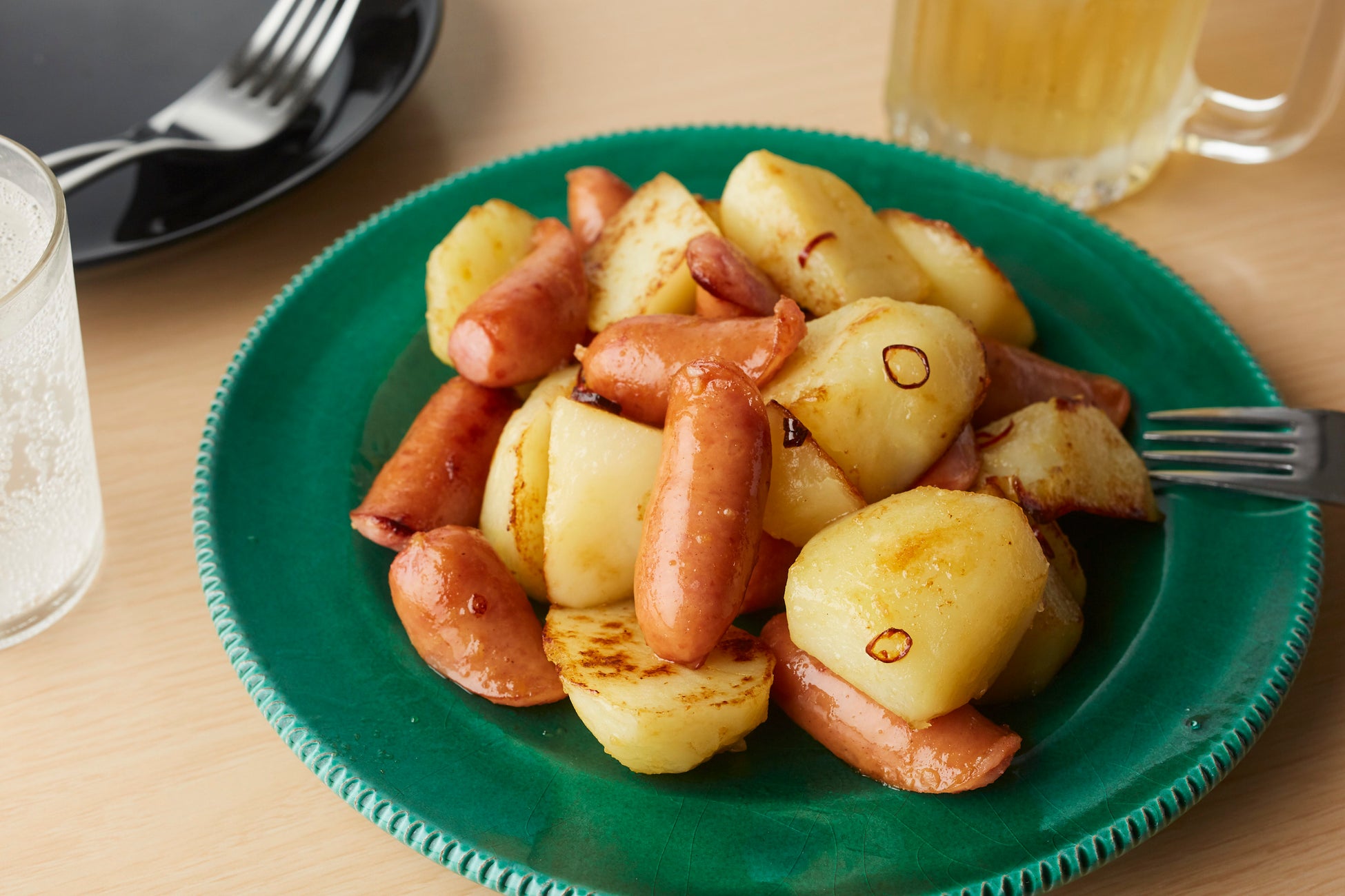 2品でつくれるおつまみおかず「ペペロンチーノ風ソーセージポテト」
