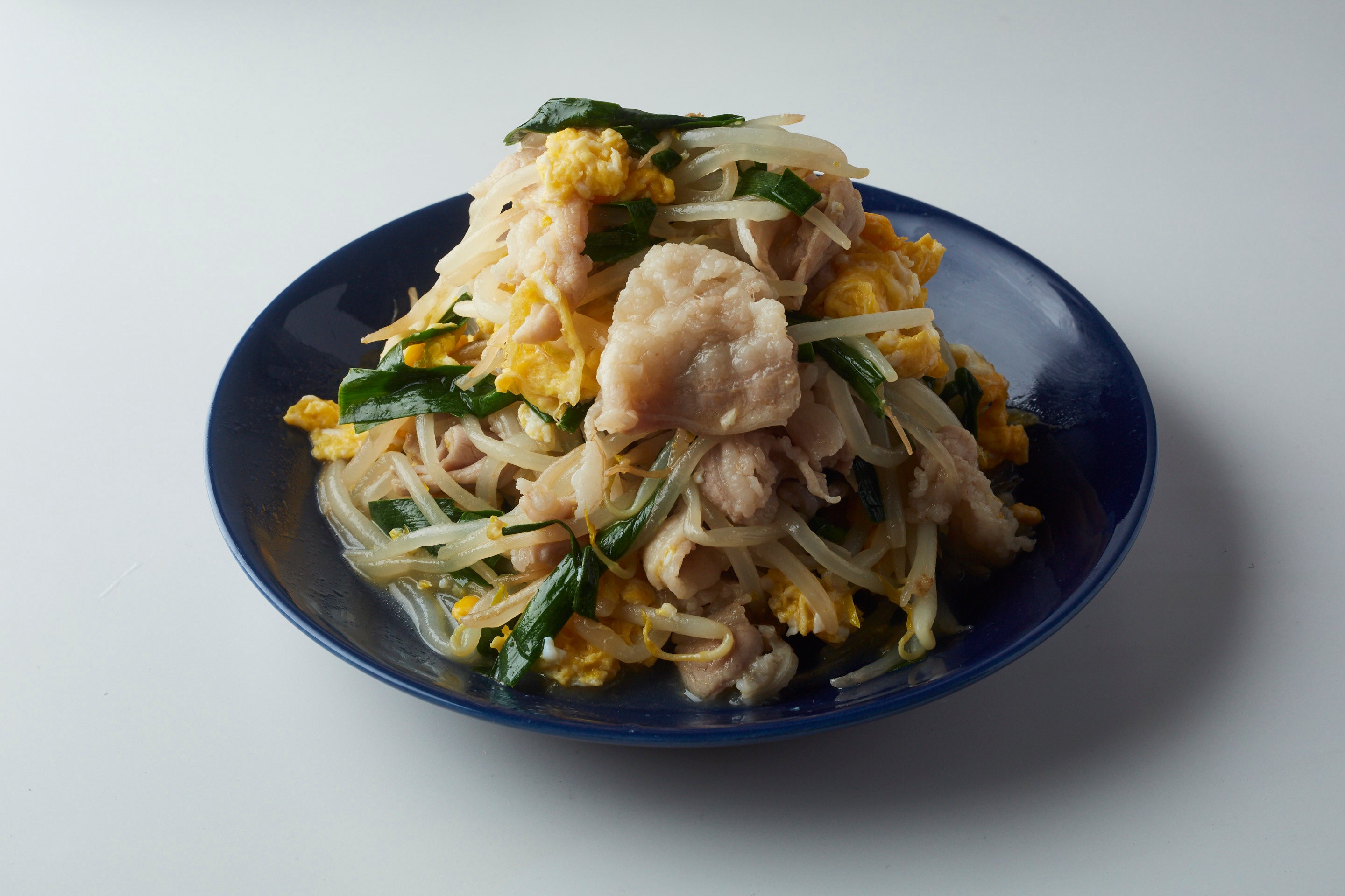 さっと作れる中華おかず「ニラ玉もやし炒め」