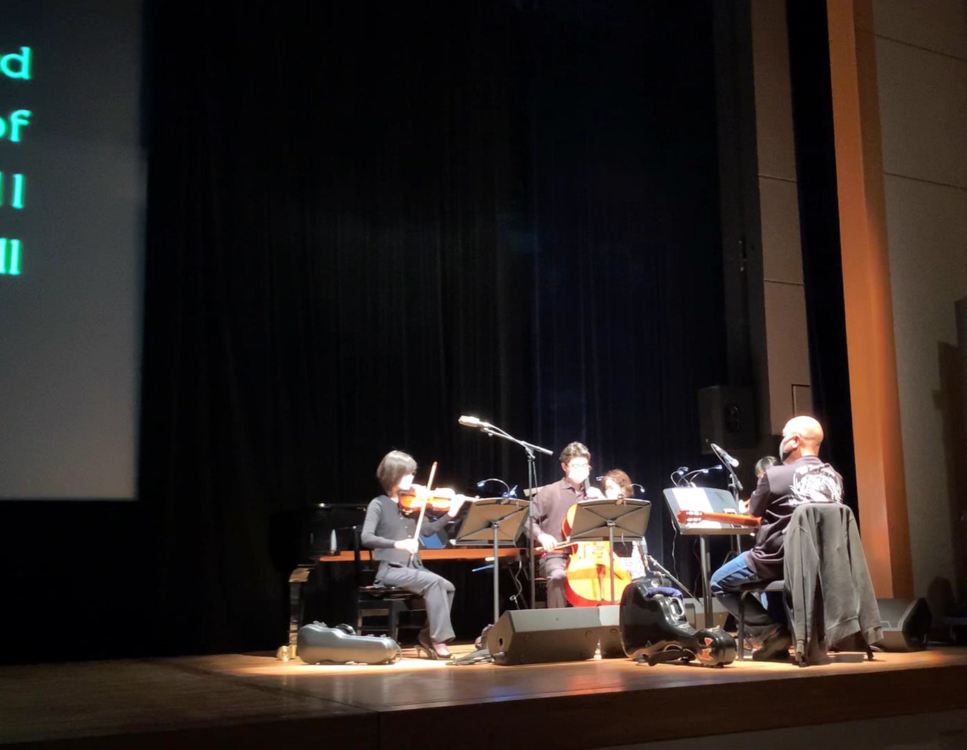 楽団：カラード・モノトーン