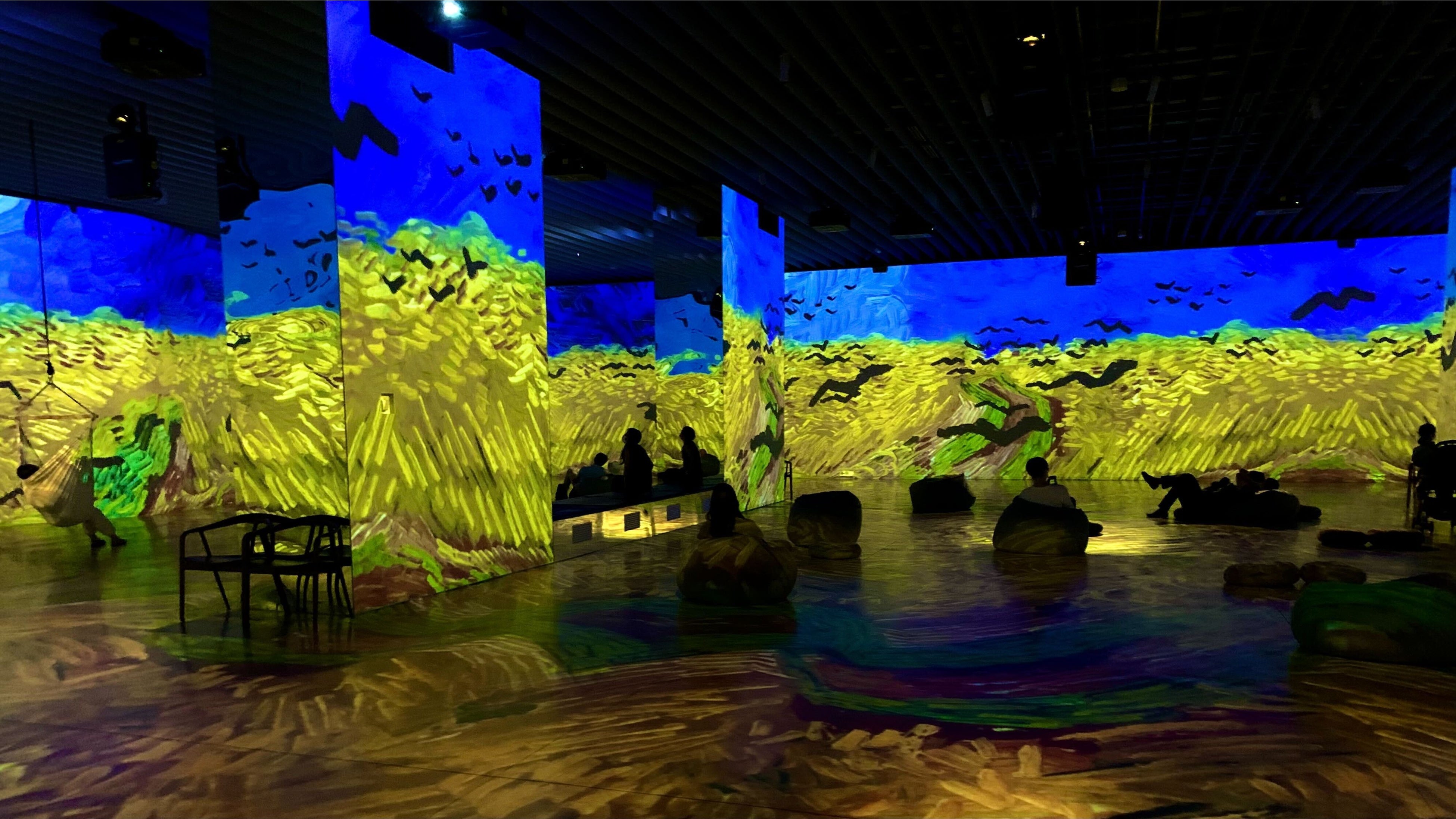 第1会場（ハンモックやソファでくつろぐ人々）