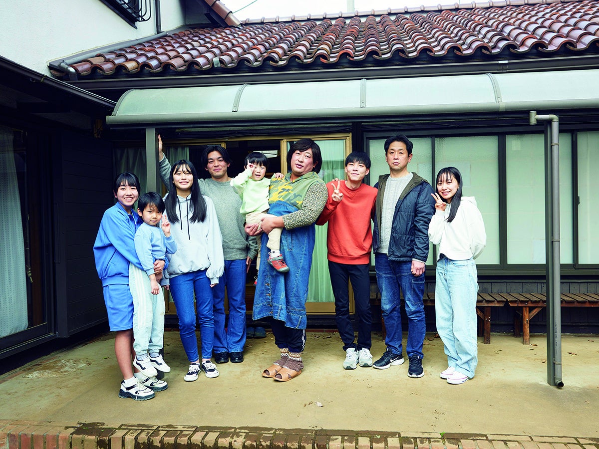 ↑ 皆が日常的に 障子を破りまくり、皆が日常的に骨折をしまくるという壮絶な熊手家の生活にテレビ番組が密着する。撮影＝森山将人／（Ⅽ）クリエイターズ・ファイル