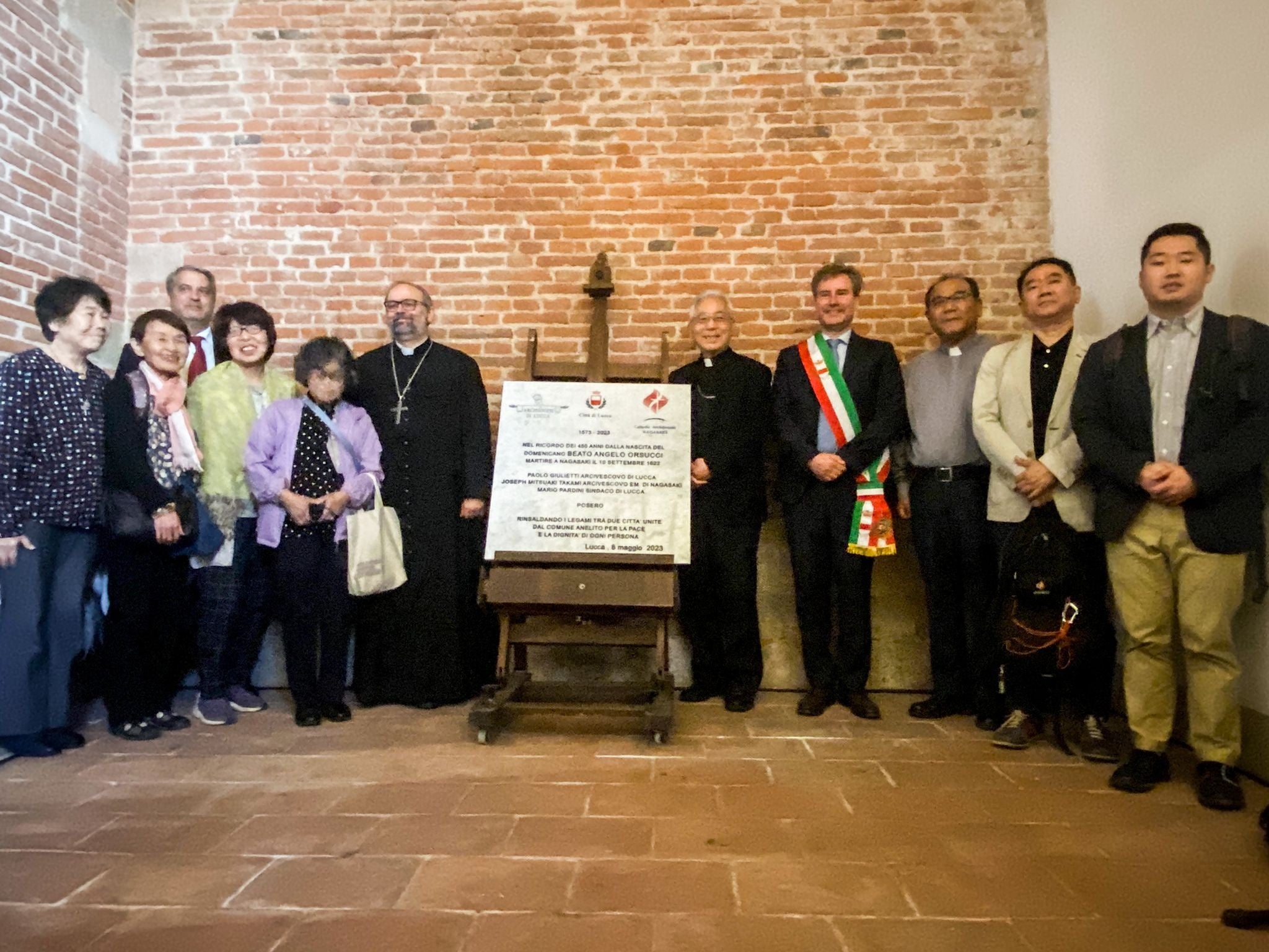 オルスッチ氏生誕450年を記念した盾の除幕式に立ち会った高見名誉大司教と日本の代表団ほか