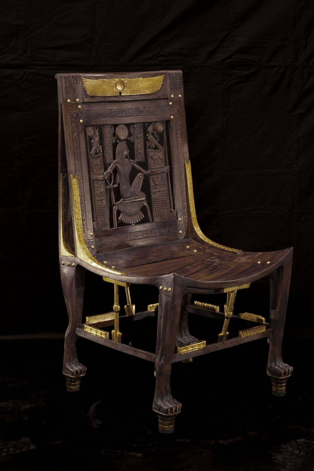 永遠の象徴ヘフ神の透かし彫りのある木製椅子