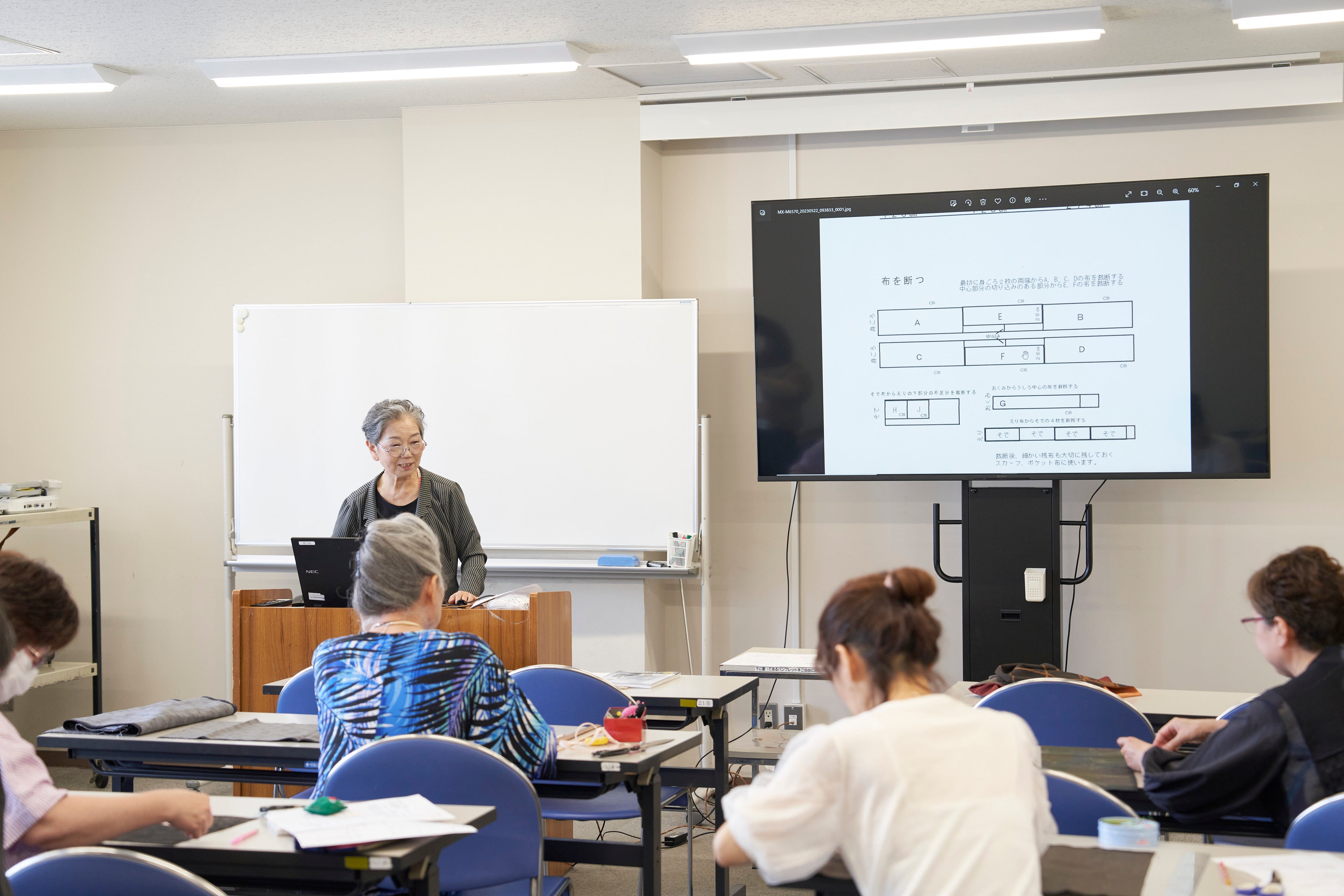 自身の動画チャンネルの映像や、レジメを交えながら、楽しく講義。前４回でコートを作り、ファッションショーまで楽しんだ