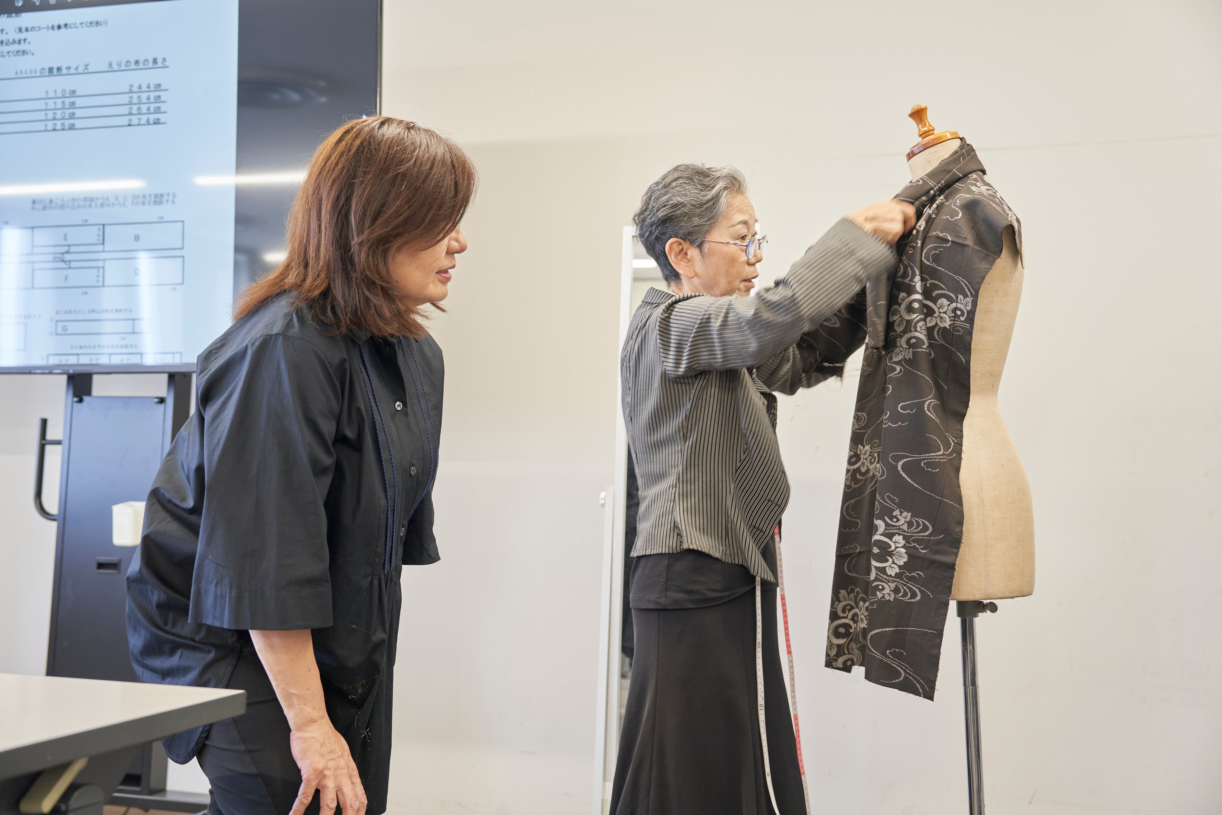 洋裁の手法ではなく、ボディに布を合わせてデザインするのが吉田さん流