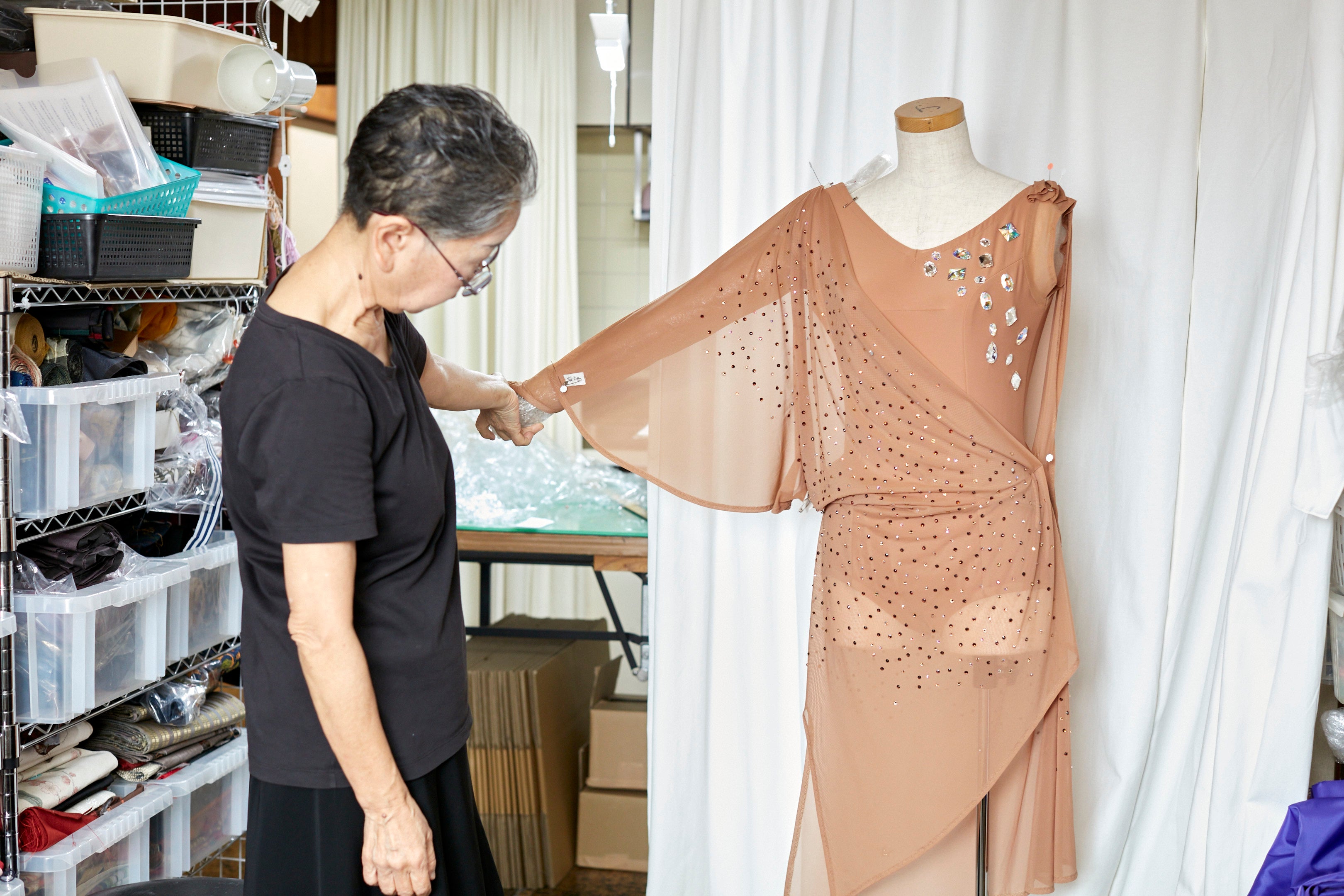 ドレスはすべて手作りの1点もの。体にぴったりとフィットして動きやすいと評判