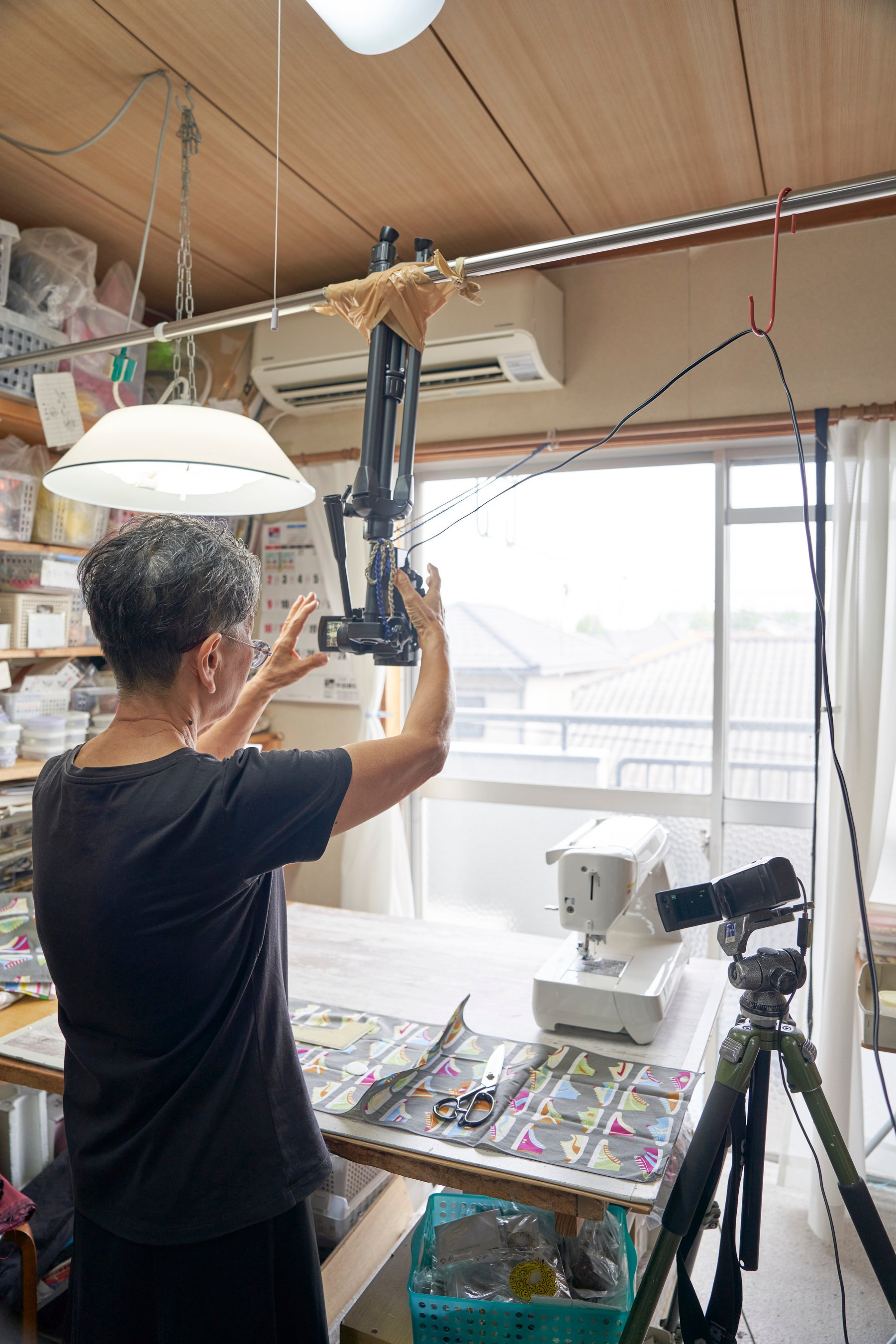 アトリエではYouTube動画の撮影も行っている。すべて独学で、カメラも物干しざおに逆さにガムテープで取り付けたお手製