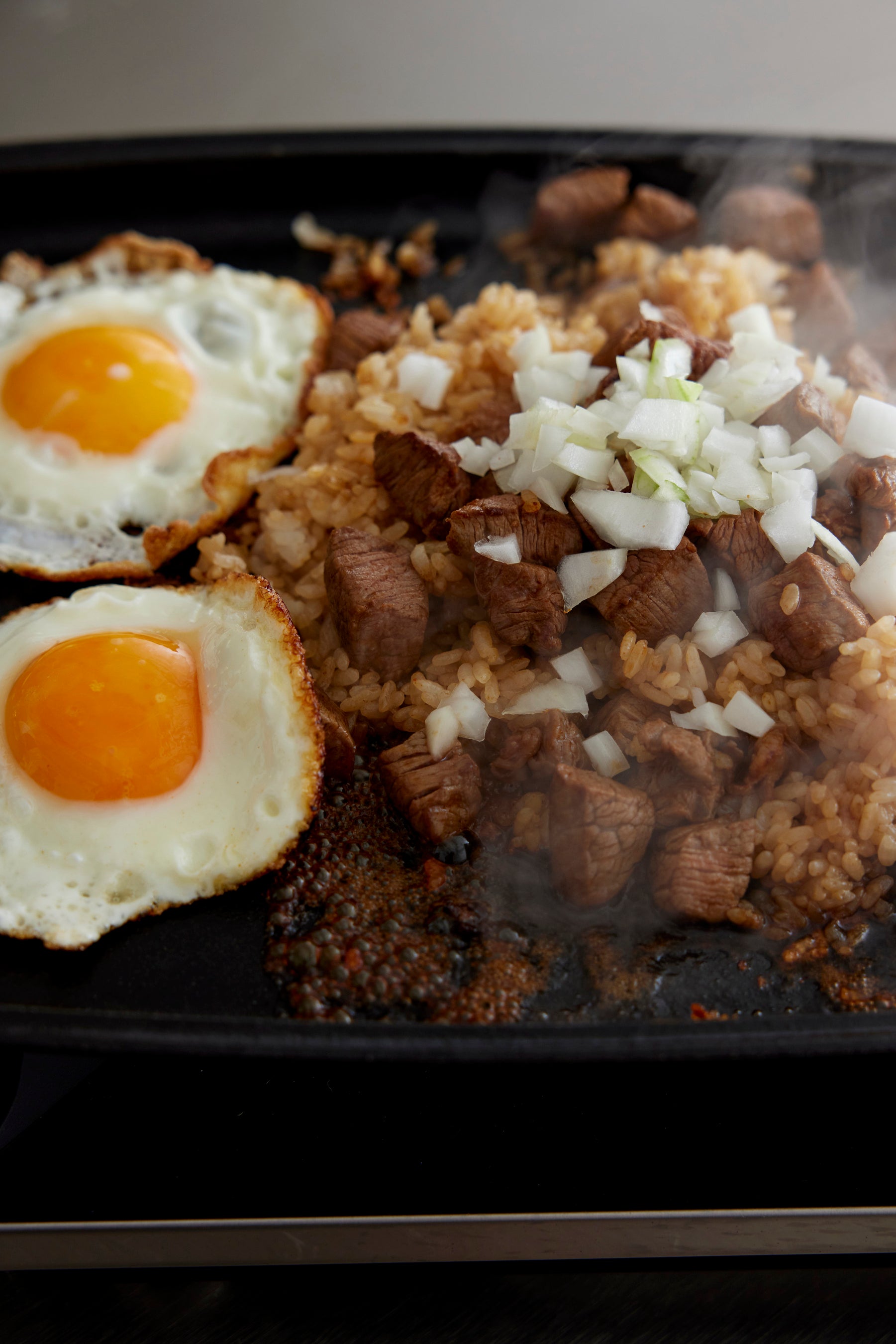 サイコロステーキピラフ目玉焼き添え