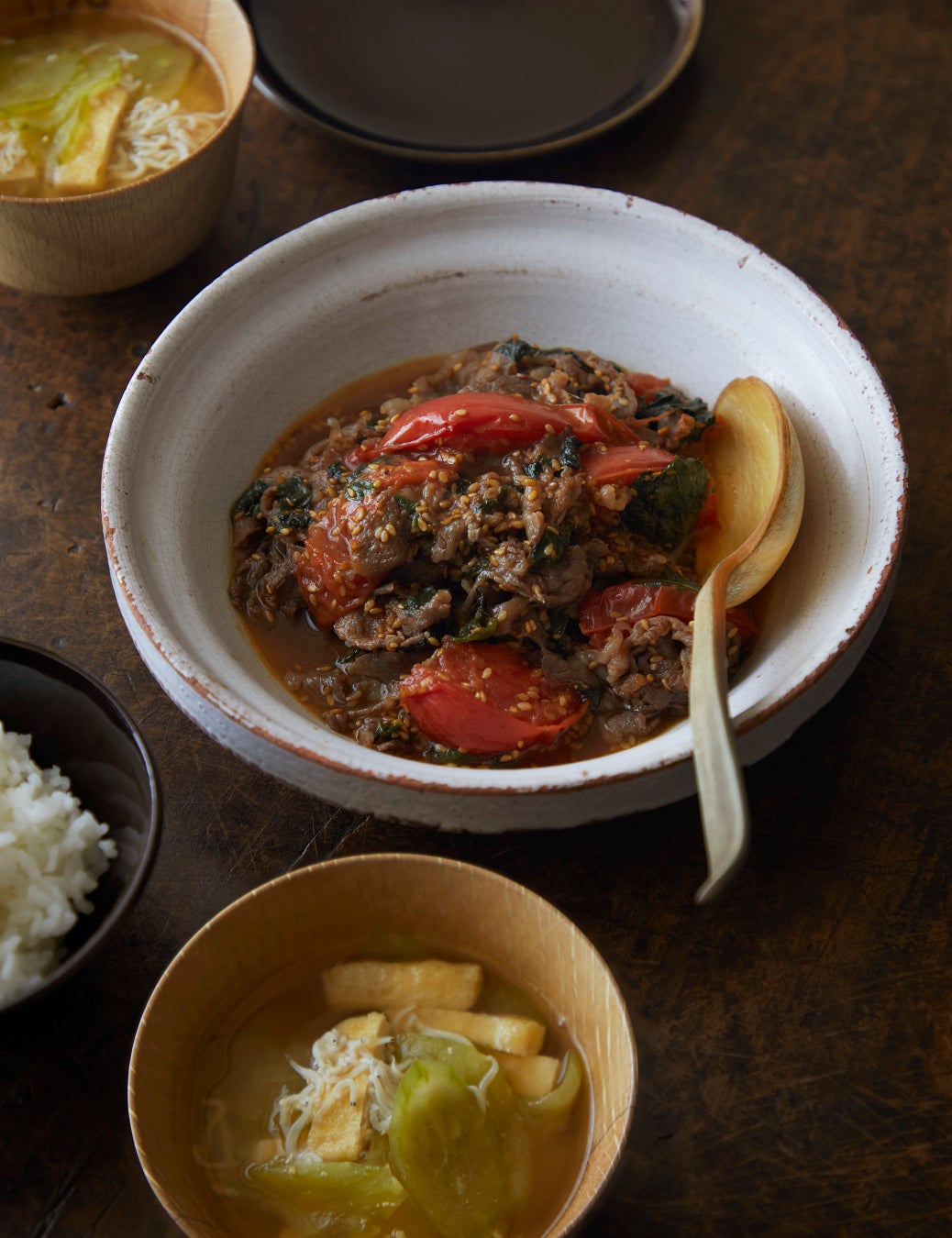 (上)甘辛トマ牛 (下)キュウリと油揚げ、しらすの味噌汁