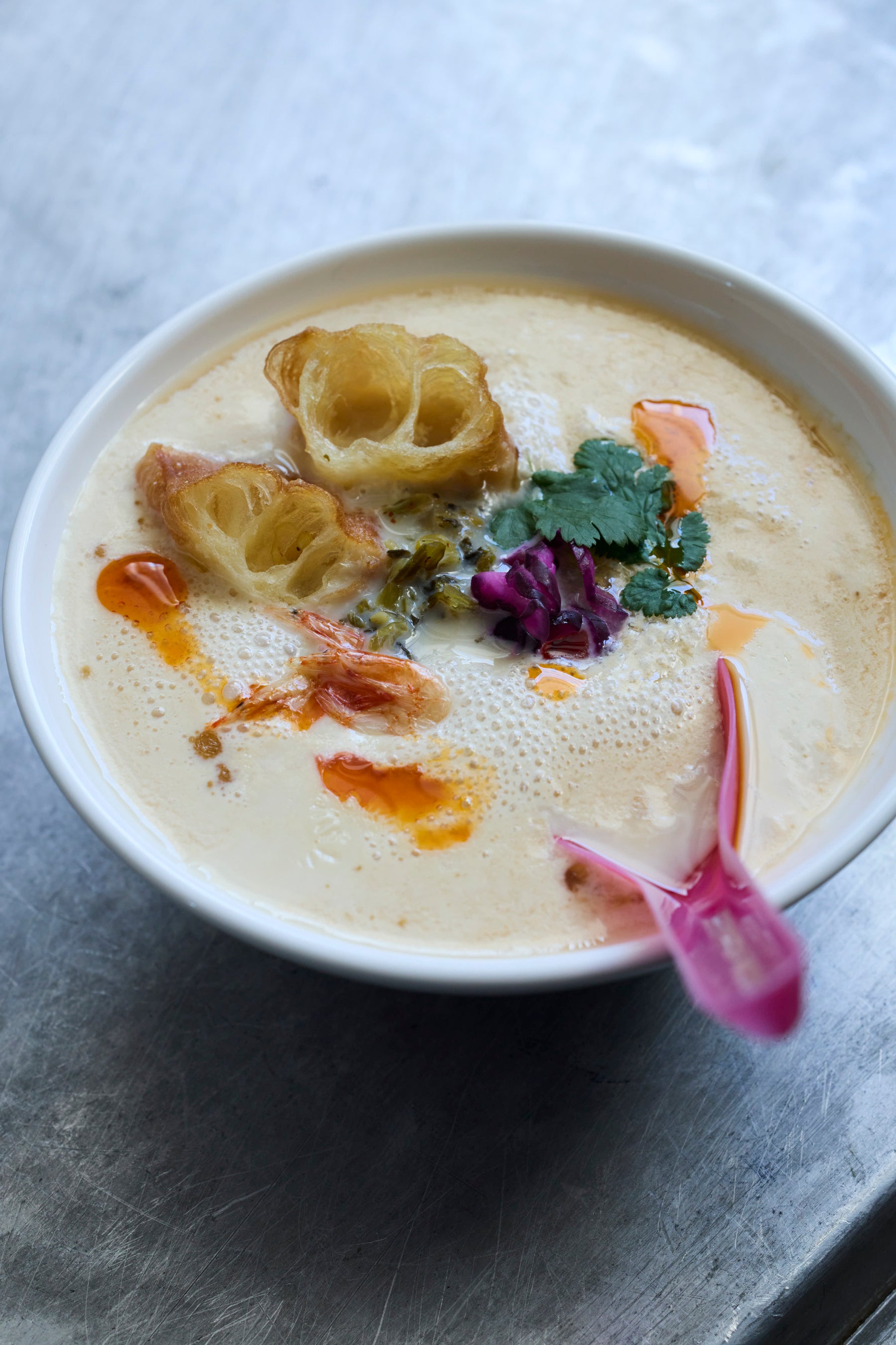 しば漬けのピンクと桜エビで華やかな「豆乳スープ」（シェンドウジャン）