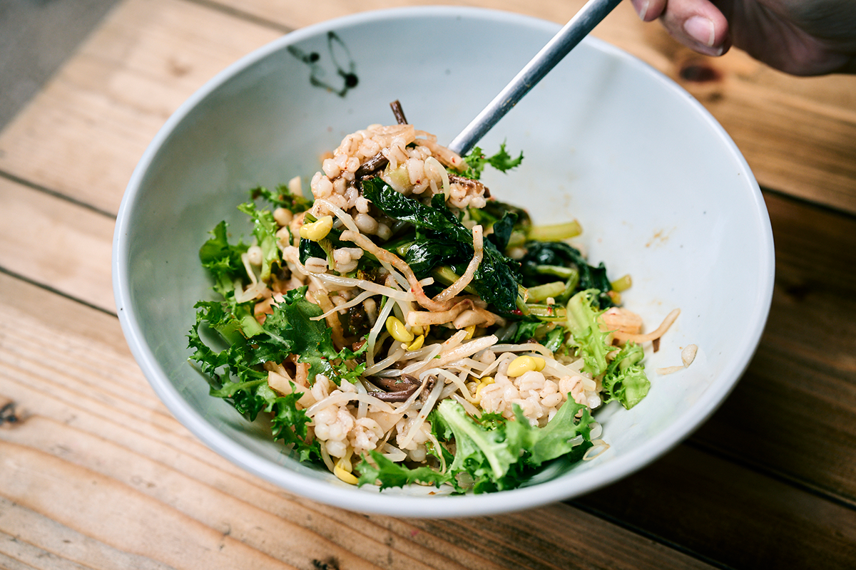 大根の和え物や豆もやしのナムルなどたっぷりの野菜を麦ごはんに混ぜて