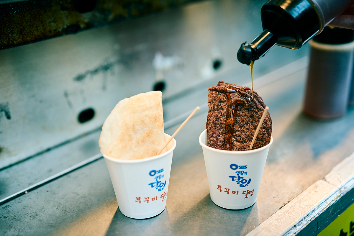 粉の生地を焼いてあんをはさんだススプクミは広蔵市場の屋台で