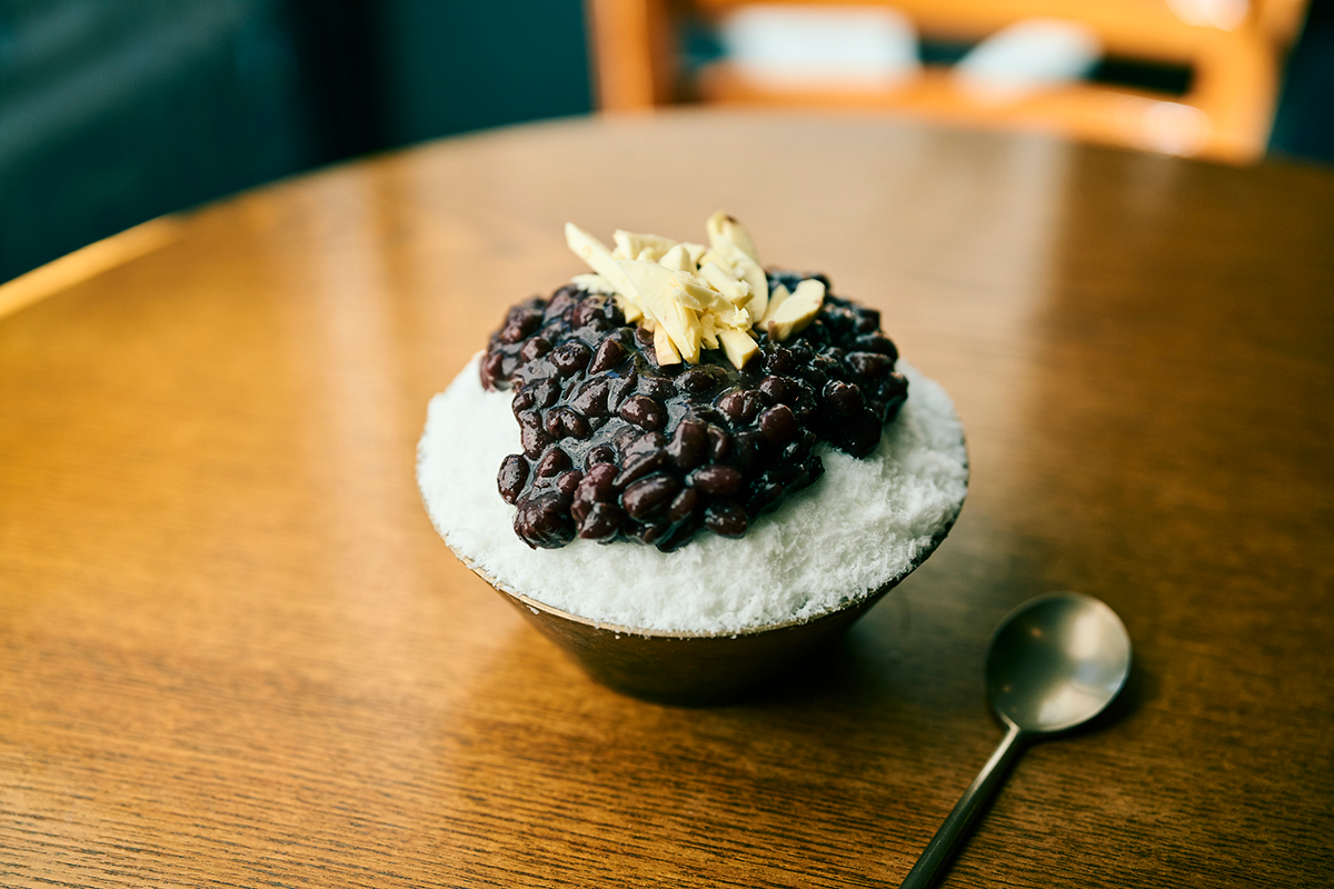 刻んだ生栗がトッピングされたパッピンス（あずきのかき氷）