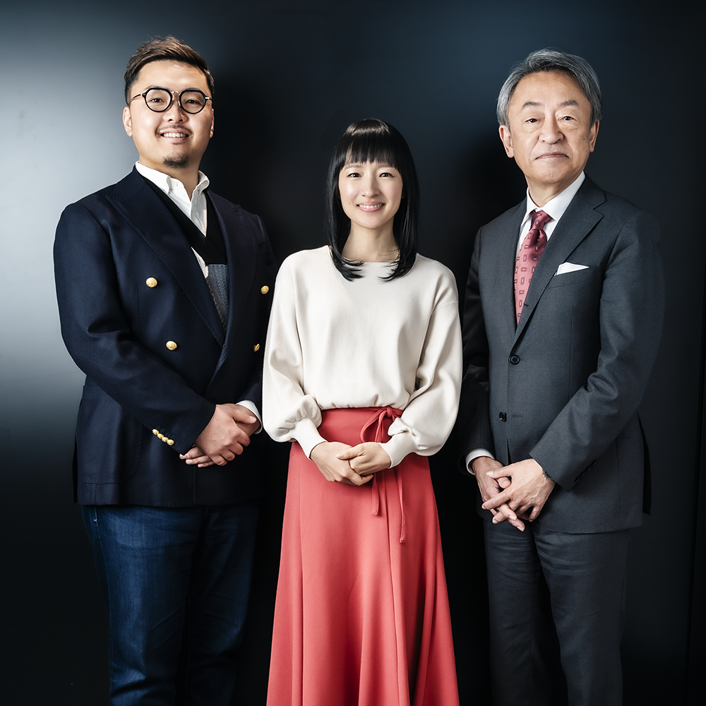 シリーズ全体の責任編集は、わかりやすさに定評がある池上彰氏（右）。こんまりメソッドで世界を席巻した、こんまりこと近藤麻理恵氏（中）と、プロデューサーの川原卓巳氏（左）。