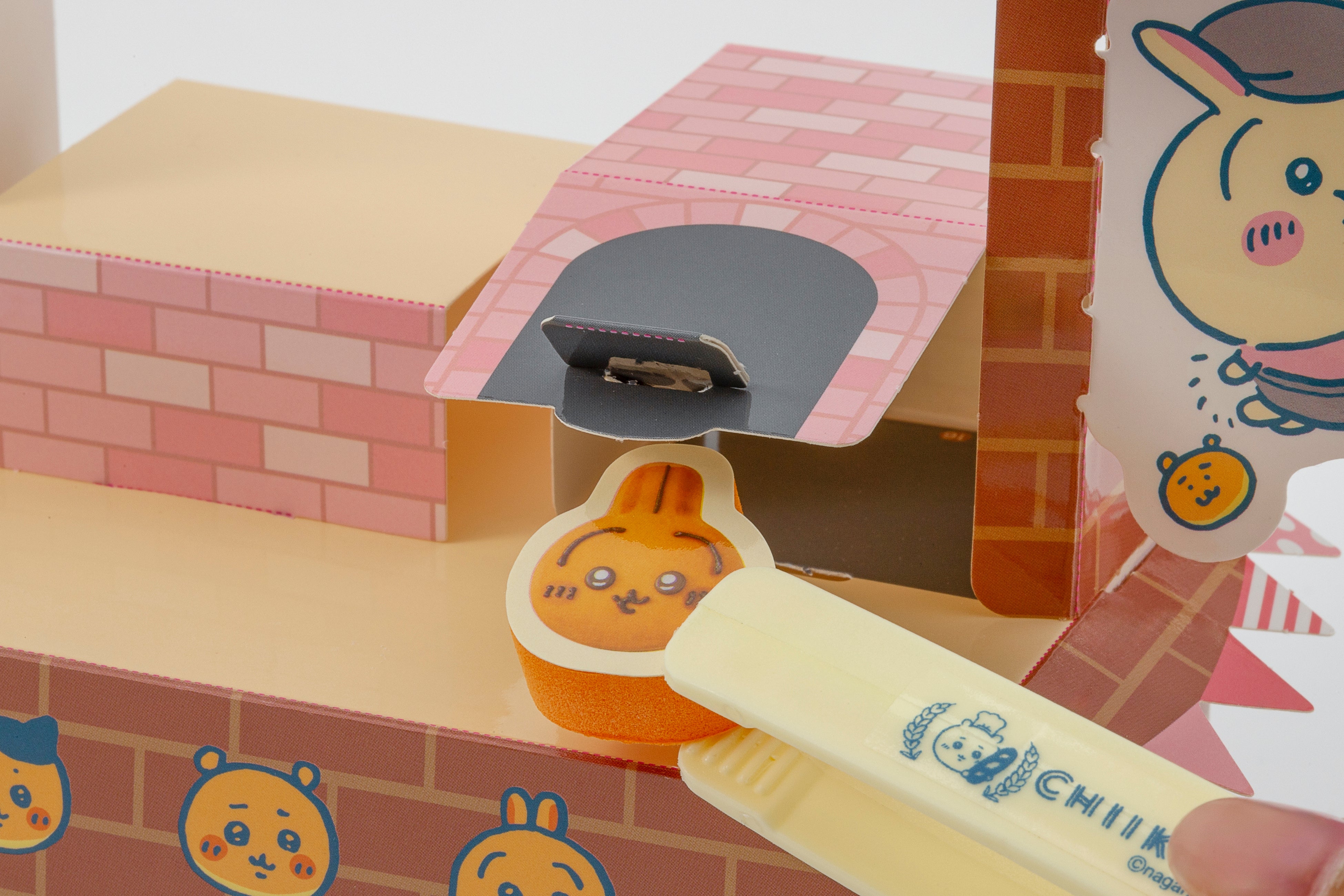 ちいかわベーカリー」公式コラボの付録ムックが発売！ 店舗1周年