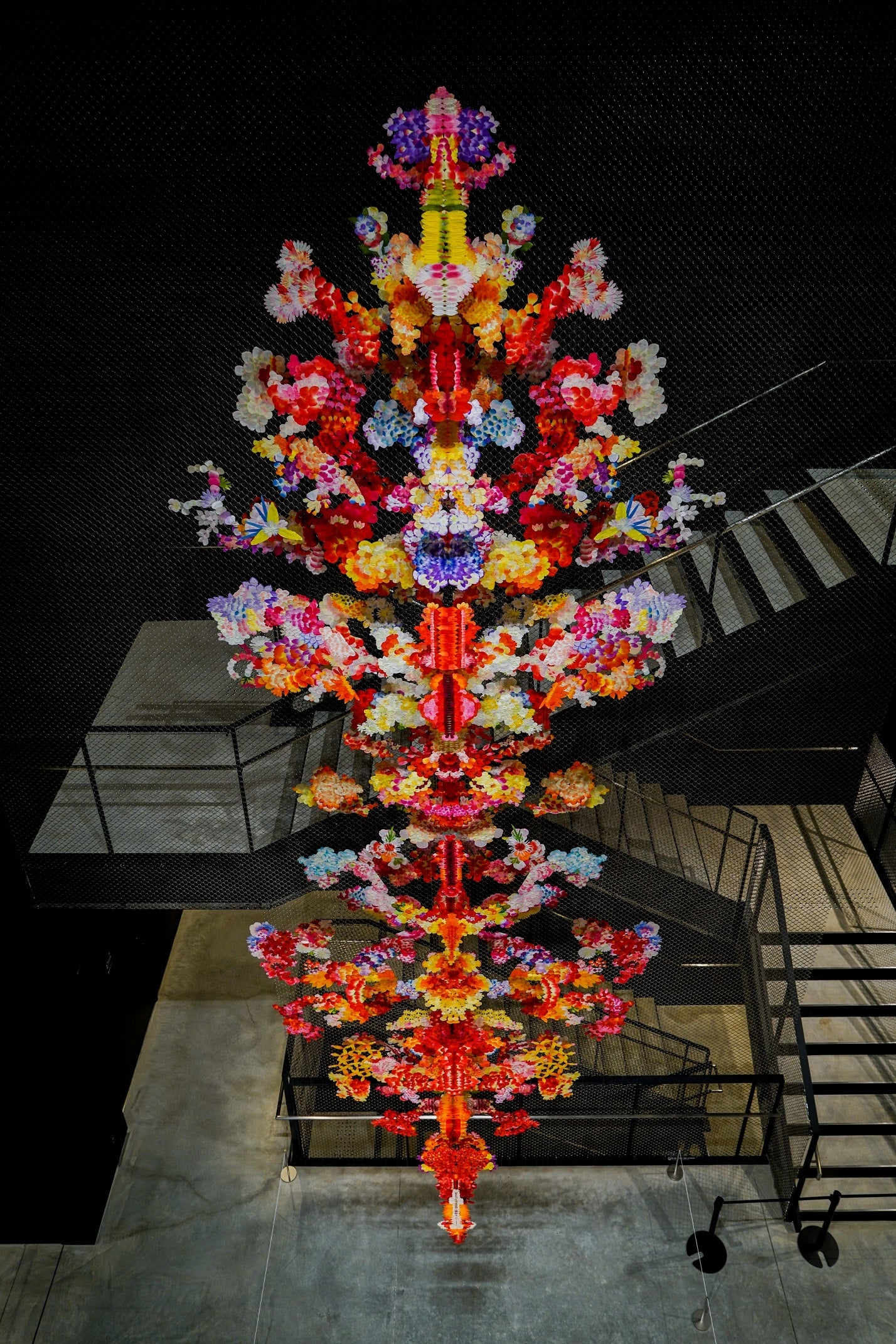 荒神明香「reflectwo」／2008／2021／H7000 x W2600 x D900 mm／造花、アクリル、ワイヤー／© 2021 Haruka Kojin　Courtesy of SCAI THE BATHHOUSE, Kadokawa Cult