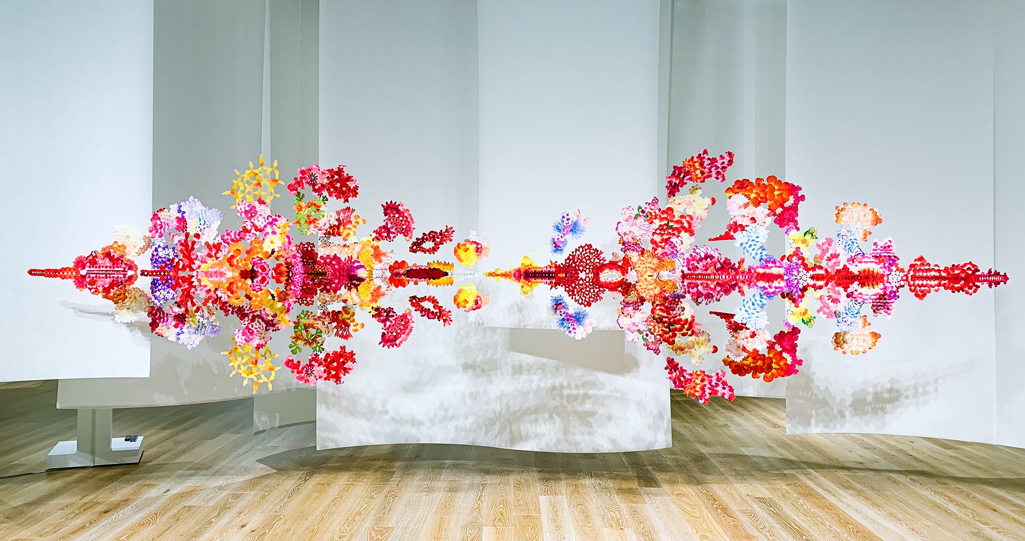 荒神明香《reflectwo》／20062021／W6000 x H2000 x D700 mm／造花、アクリル、ワイヤー／作家蔵